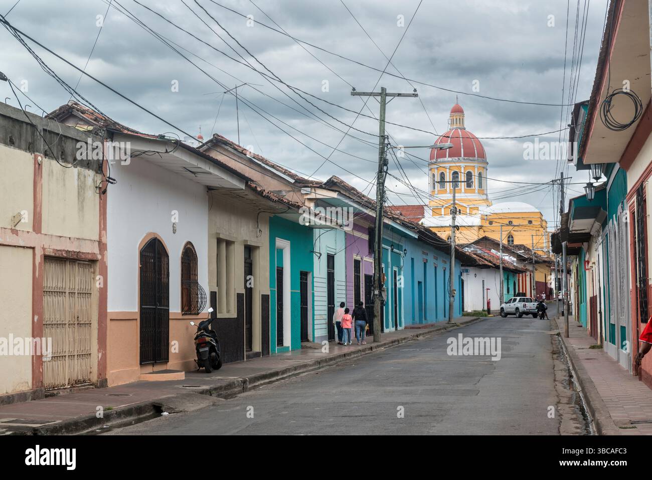 Rue avec des maisons colorées avec en arrière-plan la cathédrale de Grenade. Grenade, Nicaragua Banque D'Images