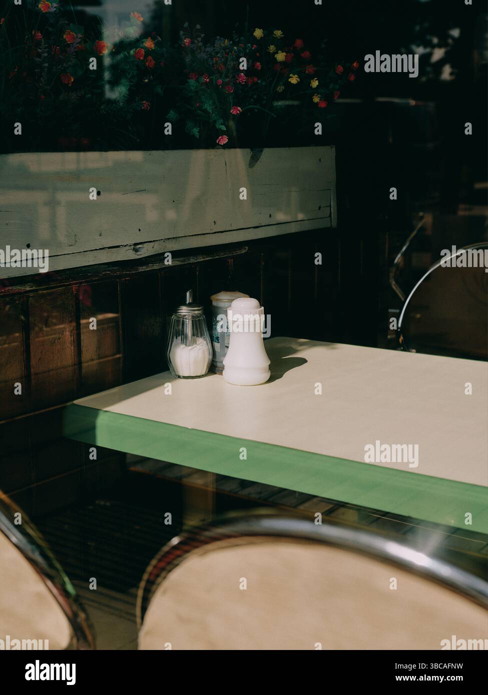 Une table de salle à manger / café vide avec condiments décor intérieur - sel sucre table diner fenêtre minimale Banque D'Images