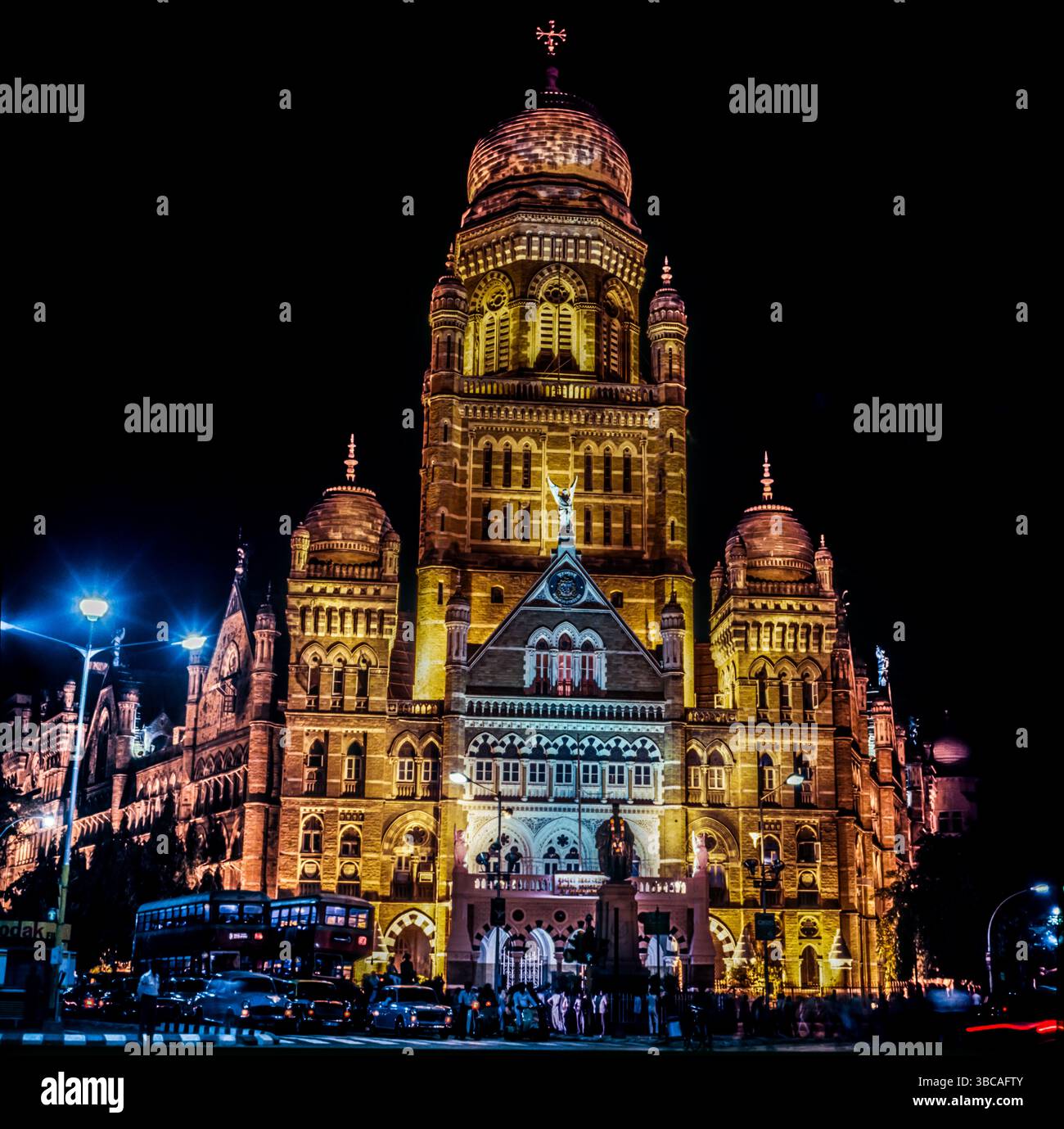 Le Municipal Corporation Building, Mumbai, situé à South Mumbai, Maharashtra, Inde est un bâtiment patrimonial Grade IIA en face du terminus Chhatrapati Shivaji à la jonction de Dadabhai Naoroji Road et Mahapalika Marg. Ce bâtiment de Mumbai avait son siège social la plus grande corporation municipale de l'Inde. Conçue dans l'architecture victorienne, la structure est totalement fascinante. Banque D'Images
