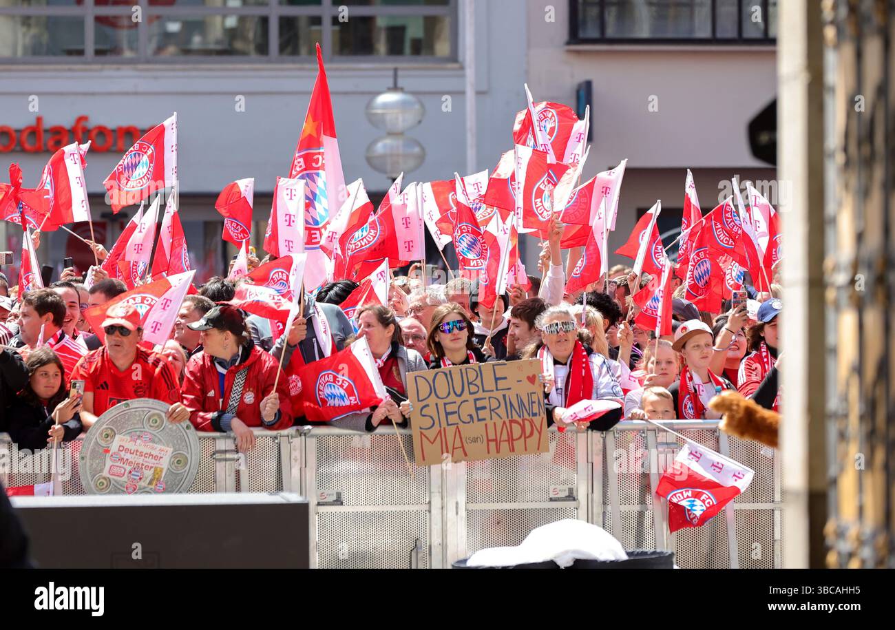 Munich, Deutschland. 18 mai 2025. firo : 18.05.2025, Football, Football, 1. Ligue, 1. Bundesliga, saison 2024/2025, célébration du Championnat FC Bayern Munich, fans du FC Bayern Munich pendant Credit : dpa/Alamy Live News Banque D'Images