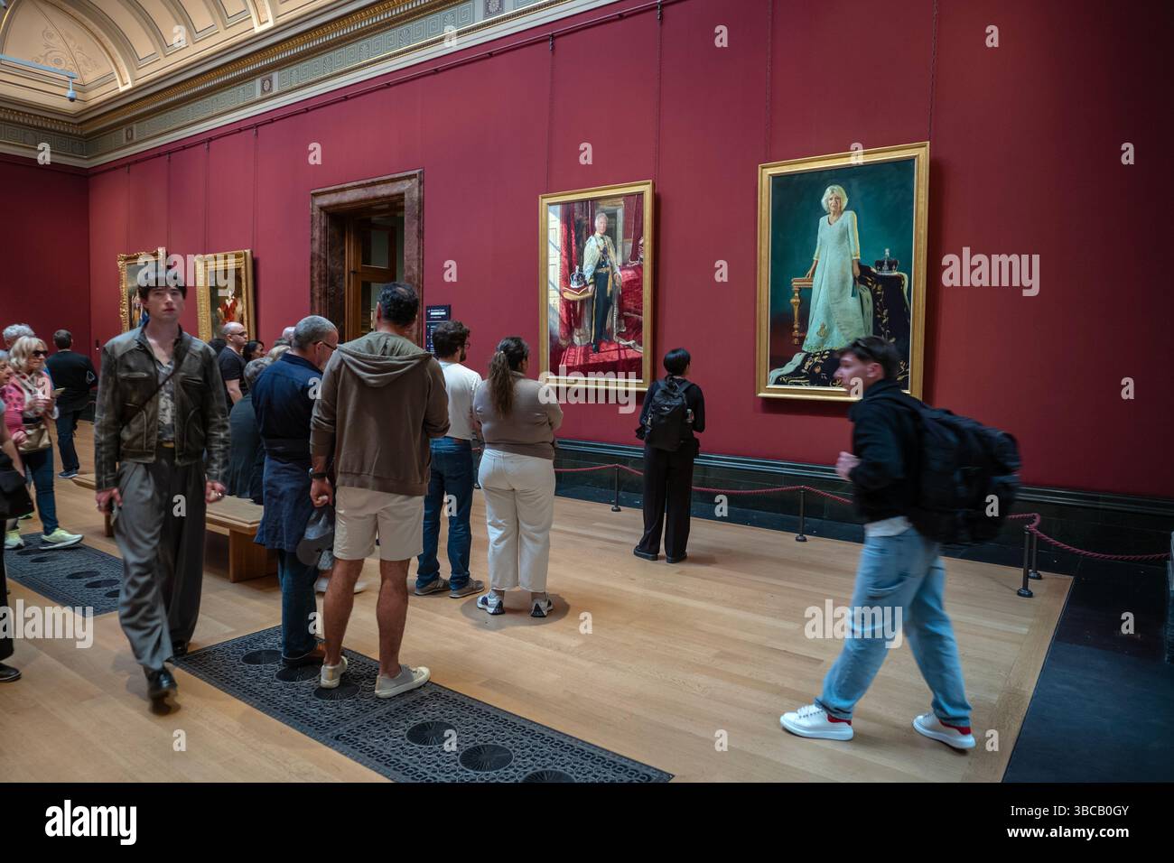 Portraits d'État du couronnement à la National Gallery, Londres, Angleterre, mai 2025. Du 5 mai au 5 juin 2025, le roi Charles III 2025 dans ses robes de couronnement peintes par Peter Kuhfeld et la reine Camilla 2025 peintes par Paul S. Benny. Les deux peintures sont à l'huile sur toile et seront exposées en permanence dans la salle du trône du palais de Buckingham à partir de juin 2025 dans le cadre de la collection royale. Banque D'Images