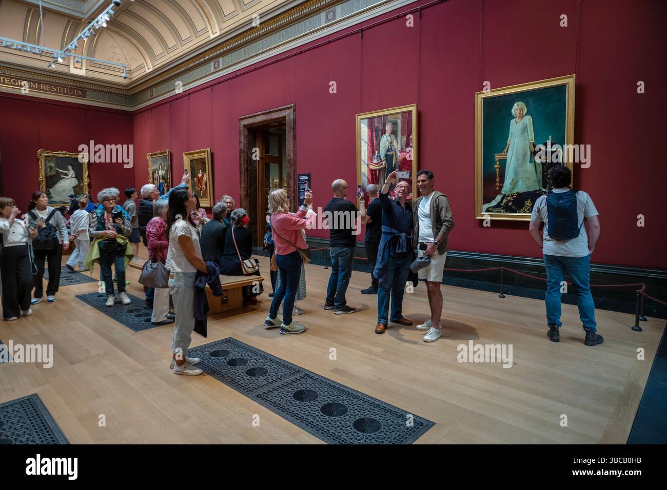 Portraits d'État du couronnement à la National Gallery, Londres, Angleterre, mai 2025. Du 5 mai au 5 juin 2025, le roi Charles III 2025 dans ses robes de couronnement peintes par Peter Kuhfeld et la reine Camilla 2025 peintes par Paul S. Benny. Les deux peintures sont à l'huile sur toile et seront exposées en permanence dans la salle du trône du palais de Buckingham à partir de juin 2025 dans le cadre de la collection royale. Banque D'Images