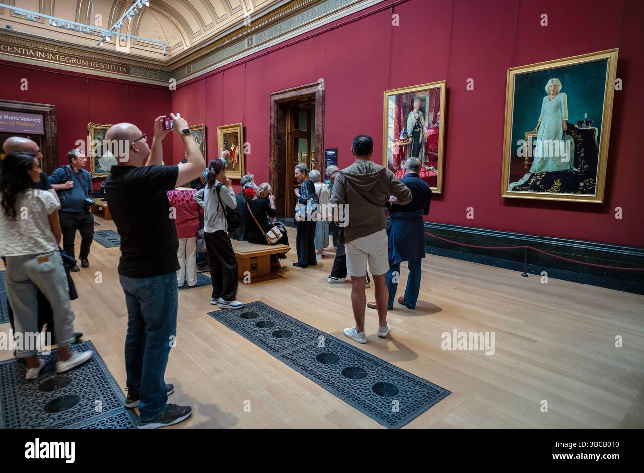 Portraits d'État du couronnement à la National Gallery, Londres, Angleterre, mai 2025. Du 5 mai au 5 juin 2025, le roi Charles III 2025 dans ses robes de couronnement peintes par Peter Kuhfeld et la reine Camilla 2025 peintes par Paul S. Benny. Les deux peintures sont à l'huile sur toile et seront exposées en permanence dans la salle du trône du palais de Buckingham à partir de juin 2025 dans le cadre de la collection royale. Banque D'Images