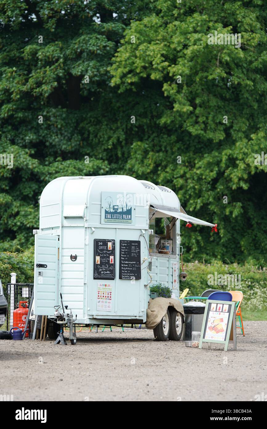 Petit café mobile dans un cadre de parc verdoyant avec sièges extérieurs. Dorking, Royaume-Uni Banque D'Images