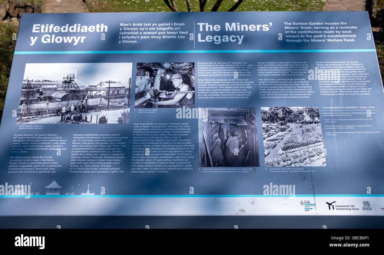 Miners Legacy Sign au Sunken Garden à Pontypridd iSouth Wales UK Banque D'Images