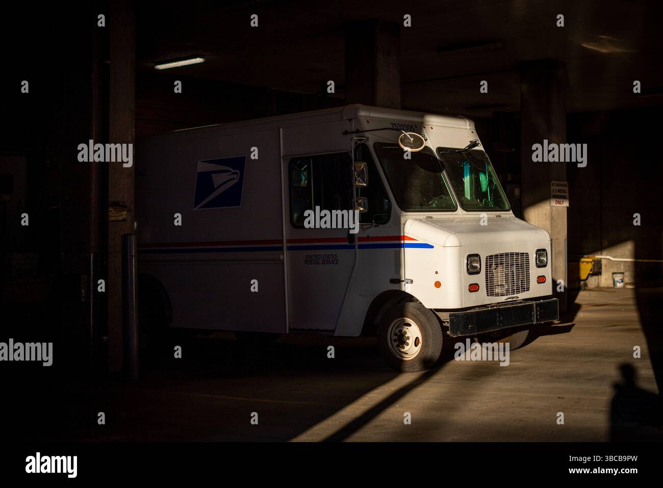 Washington DC, Vereinigte Staaten. 23 avril 2025. Un autobus du service postal des États-Unis est illuminé par le soleil du soir à Washington DC, le 23 avril 2025. Crédit : dpa/Alamy Live News Banque D'Images