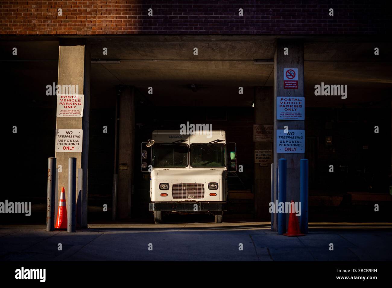 Washington DC, Vereinigte Staaten. 23 avril 2025. Un autobus du service postal des États-Unis est illuminé par le soleil du soir à Washington DC, le 23 avril 2025. Crédit : dpa/Alamy Live News Banque D'Images
