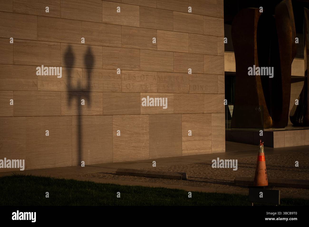 Washington DC, Vereinigte Staaten. 24 avril 2025. La façade de la National Gallery of Art (East Building) est illuminée par le soleil du soir à Washington DC, le 23 avril 2025. Crédit : dpa/Alamy Live News Banque D'Images