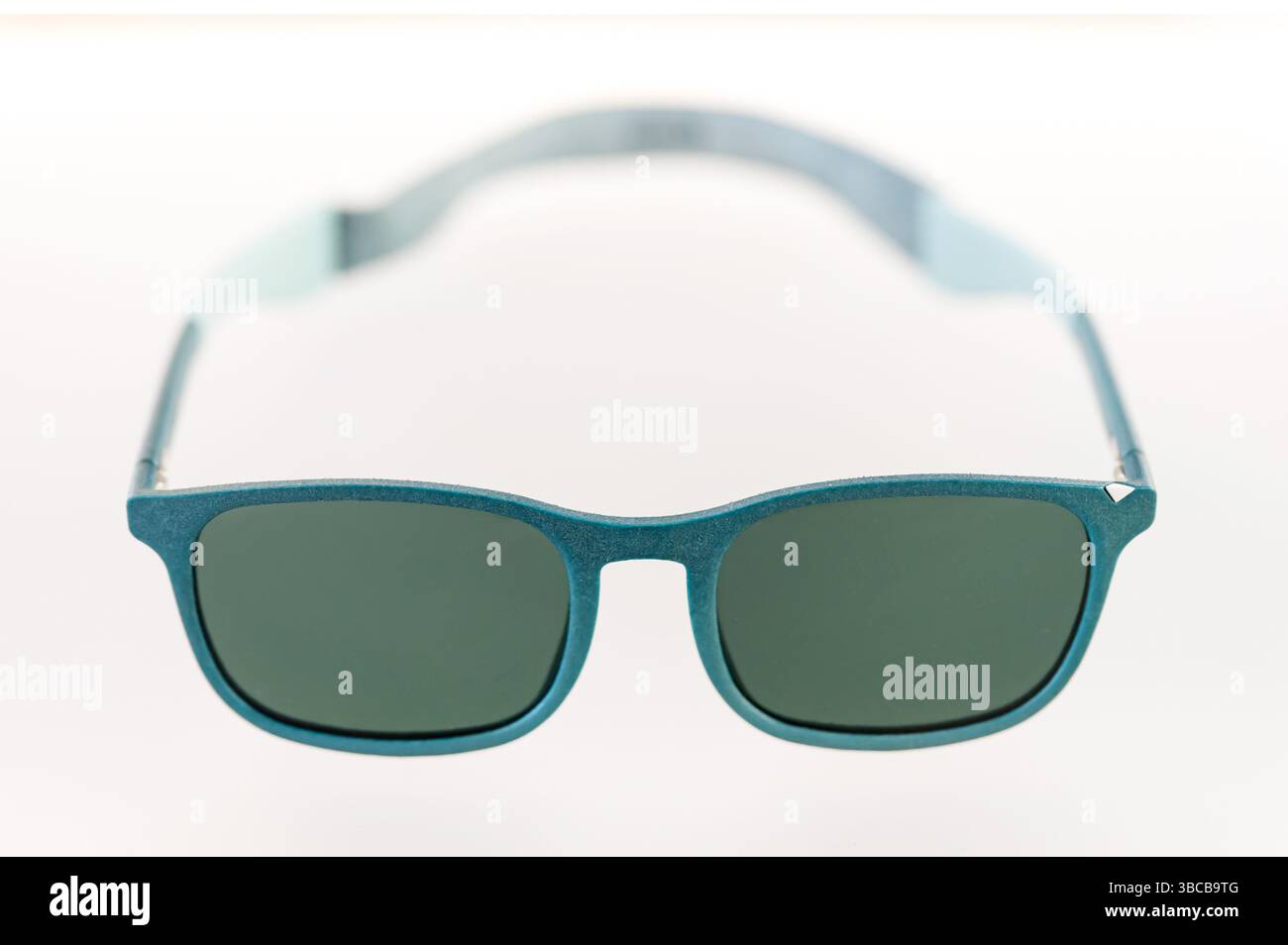 Élégantes lunettes de soleil turquoise avec verres verts offrent une protection uv et un look tendance Banque D'Images