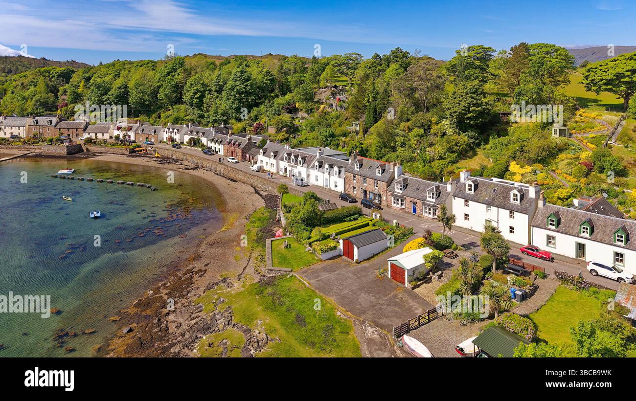Plockton Loch Carron Wester Ross Écosse maisons et jardins sur Harbour Street et arbres au printemps Banque D'Images