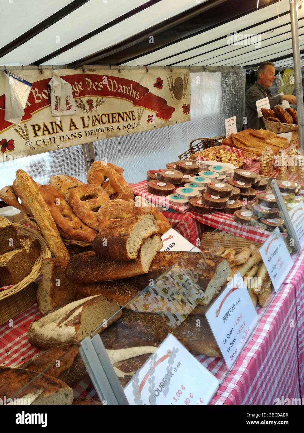 Étal rustique du marché de la boulangerie française présentant du pain frais et des pâtisseries. Paris, France Banque D'Images