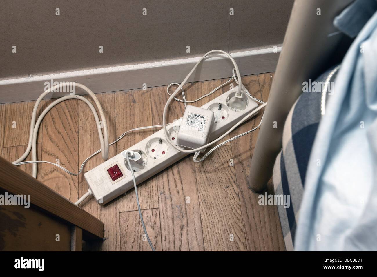 Une rallonge électrique poussiéreuse pleine de prises électriques peut constituer un risque d'incendie. Banque D'Images