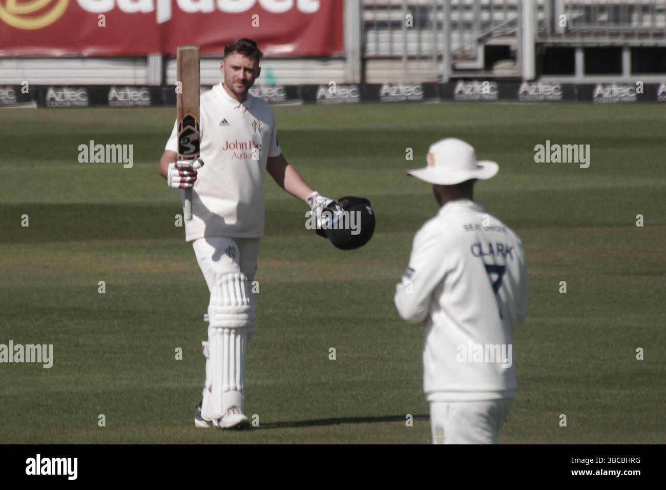 Chester le Street, Angleterre, 19 mai 2025. Joe Clarke battant pour le Nottinghamshire contre Durham dans le Rothesay County Championship, Division 1 match à Banks Homes Riverside, Chester-le-Street levant sa batte après avoir atteint son siècle. Crédit : Colin Edwards/Alamy Live News Banque D'Images