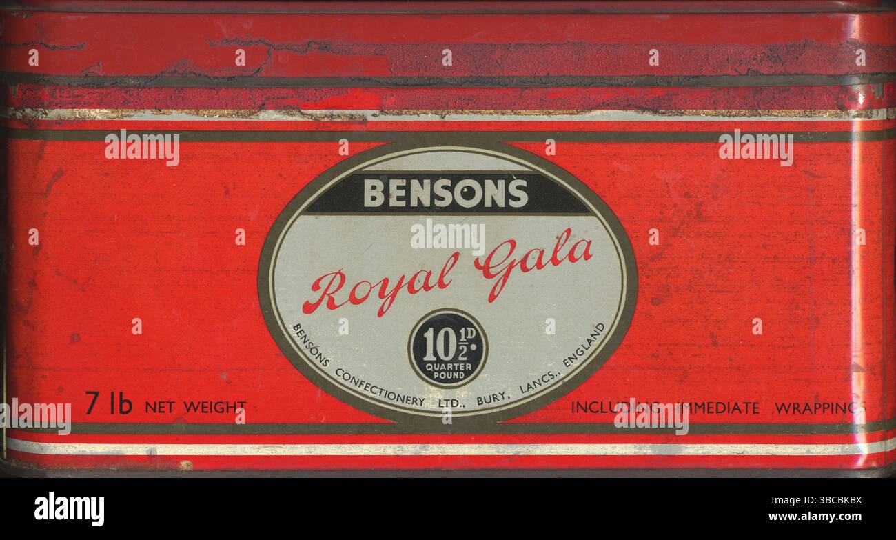 Bensons Royal Gala Toffee a été fabriqué dans des usines de Huntley Mount Road, Bury, à partir des années 1920 lorsque le logo d'un gentleman avec la tête d'un toffee enveloppé a été inventé. Ils fusionnent avec Barker et Dobson en 1960. L'entreprise a commencé en 1900 quand Emanuel Pickles a lancé une petite entreprise de confiserie à Topping Street, Bury et a été rejoint par Harry Hargreaves. Ils ont également fait de la « Tower sauce », des AM et des bonbons. L’entreprise s’est développée et a déménagé dans des locaux plus grands dans l’ancienne usine « Wolstenholmes » sur Huntley Mount Road, près de Bell Lane. Bensons a été repris en 1960 par Barker & Dobson Banque D'Images