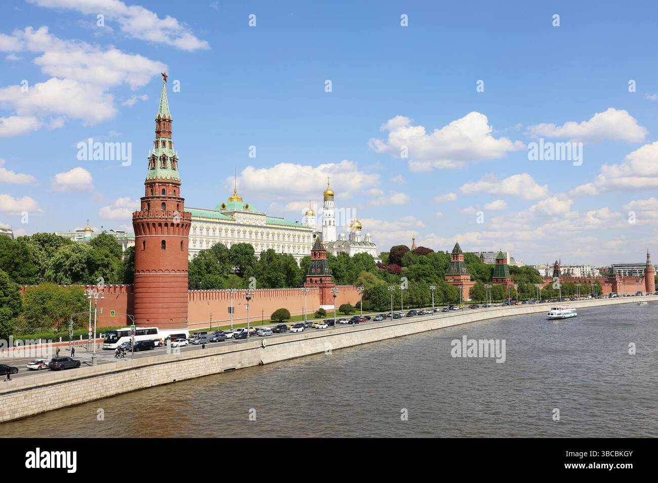 Vue du remblai du Kremlin et de la rivière Moscou sur fond de ciel bleu. Panorama pittoresque de la ville au printemps, touriste russe Banque D'Images