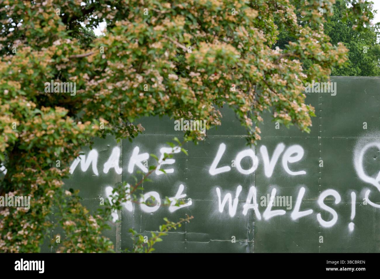 Quelques jours avant le premier d'une série de festivals d'été, des graffitis et des messages de protestation ont été dessinés autour du grand mur périphérique de l'événement qui entoure une grande partie du Brockwell Park à Herne Hill, lambeth, le 19 mai 2025, dans le sud de Londres, en Angleterre. Les militants locaux affirment que le conseil municipal de Lambeth n’avait pas le bon permis de construire et que la semaine dernière, il a remporté une contestation devant la haute Cour pour l’utilisation d’un parc dans le sud de Londres pour des festivals de musique cet été. Le Conseil de Lambeth a permis au parc Brockwell, près de Herne Hill, d'accueillir une série d'événements tout au long de l'été, comme le Mighty Hoopla, wh Banque D'Images