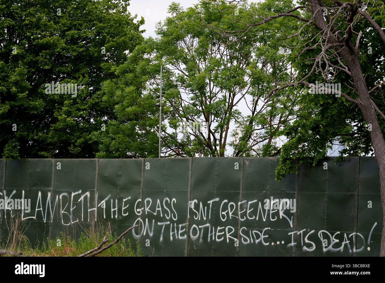Quelques jours avant le premier d'une série de festivals d'été, des graffitis et des messages de protestation ont été dessinés autour du grand mur périphérique de l'événement qui entoure une grande partie du Brockwell Park à Herne Hill, lambeth, le 19 mai 2025, dans le sud de Londres, en Angleterre. Les militants locaux affirment que le conseil municipal de Lambeth n’avait pas le bon permis de construire et que la semaine dernière, il a remporté une contestation devant la haute Cour pour l’utilisation d’un parc dans le sud de Londres pour des festivals de musique cet été. Le Conseil de Lambeth a permis au parc Brockwell, près de Herne Hill, d'accueillir une série d'événements tout au long de l'été, comme le Mighty Hoopla, wh Banque D'Images
