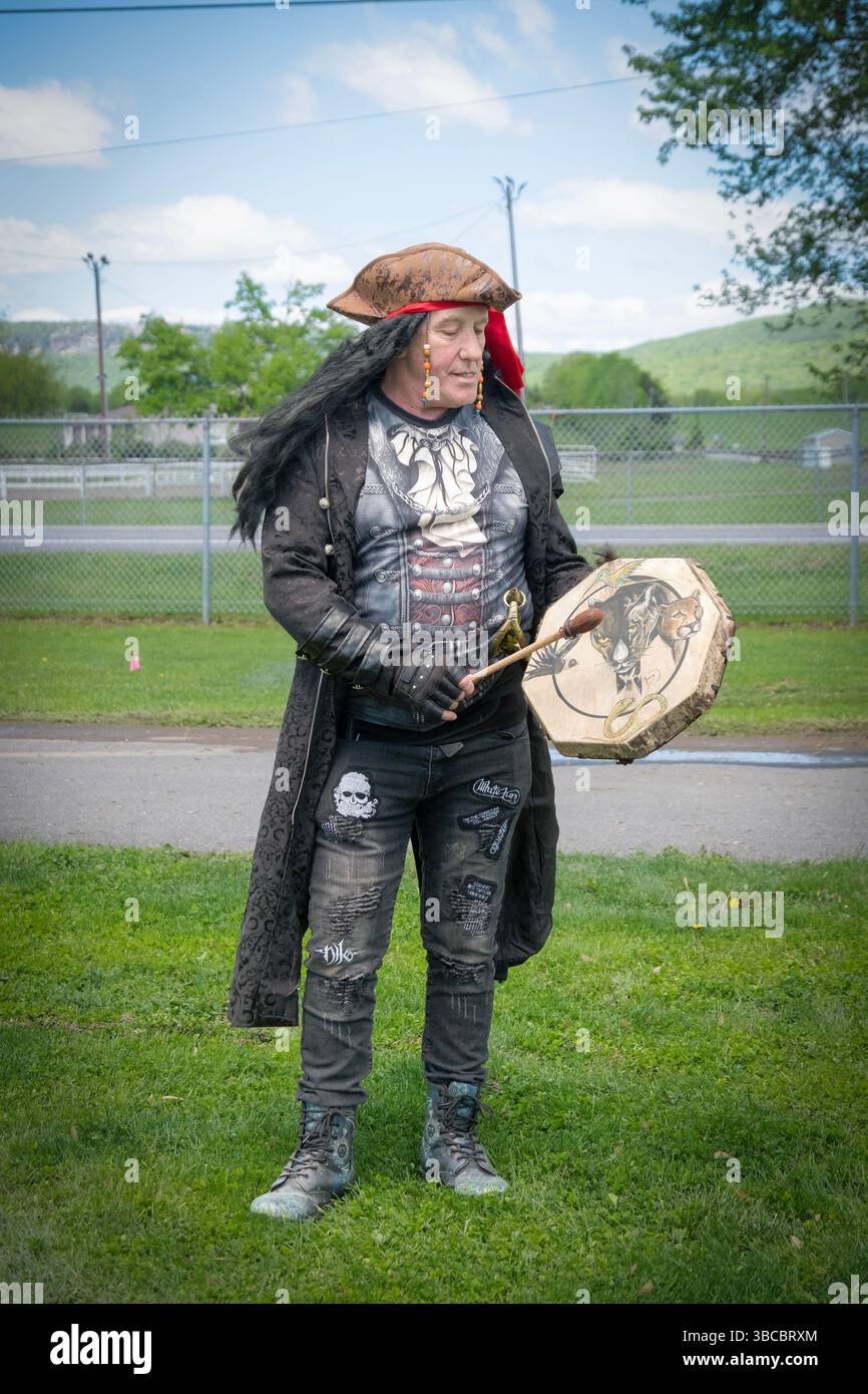 Poirtrait posé d'un homme appelé River Rascal au Hudson Valley Pirate Festival 2025 à New Paltz, New York. Banque D'Images