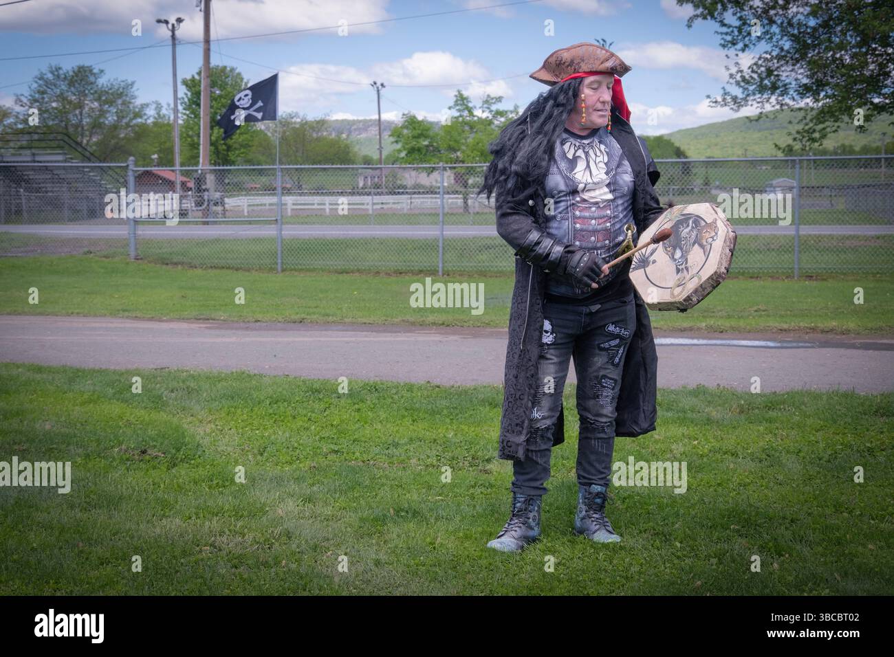 Poirtrait posé d'un homme appelé River Rascal au Hudson Valley Pirate Festival 2025 à New Paltz, New York. Banque D'Images