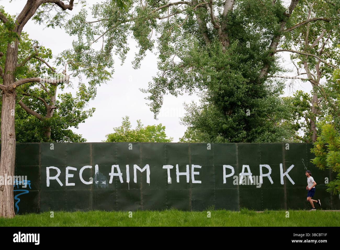 Quelques jours avant le premier d'une série de festivals d'été, des graffitis et des messages de protestation ont été dessinés autour du grand mur périphérique de l'événement qui entoure une grande partie du Brockwell Park à Herne Hill, lambeth, le 19 mai 2025, dans le sud de Londres, en Angleterre. Les militants locaux affirment que le conseil municipal de Lambeth n’avait pas le bon permis de construire et que la semaine dernière, il a remporté une contestation devant la haute Cour pour l’utilisation d’un parc dans le sud de Londres pour des festivals de musique cet été. Le Conseil de Lambeth a permis au parc Brockwell, près de Herne Hill, d'accueillir une série d'événements tout au long de l'été, comme le Mighty Hoopla, wh Banque D'Images