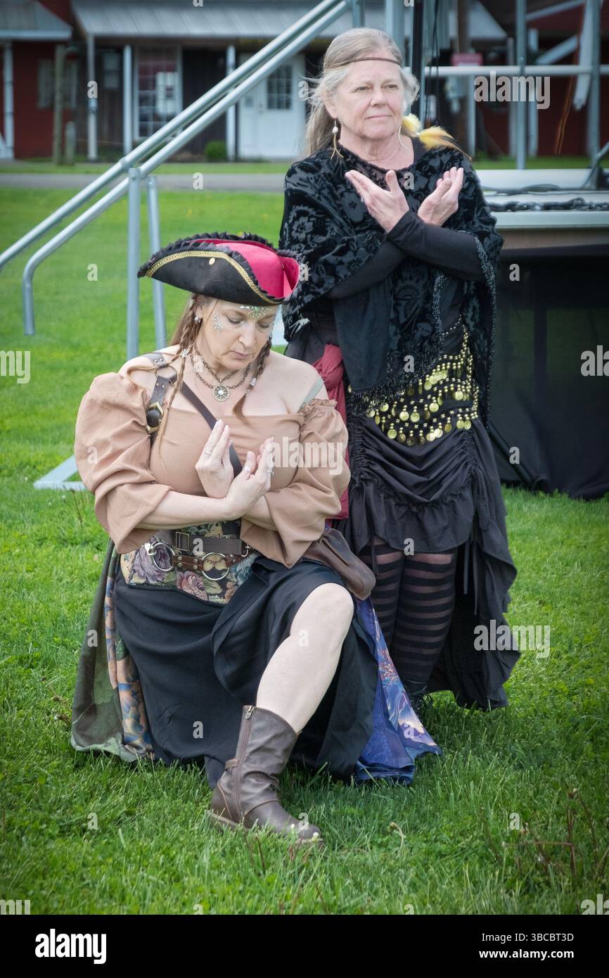 2 dabcers des sorcières le long du groupe de danse Hudson se produisent au Hudson Valley Pirate Fest à New Paltz, New York. Banque D'Images