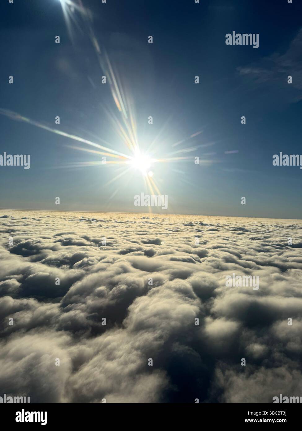 Vue sur les nuages d'un vol Iberia vers l'Angleterre et le soleil Banque D'Images