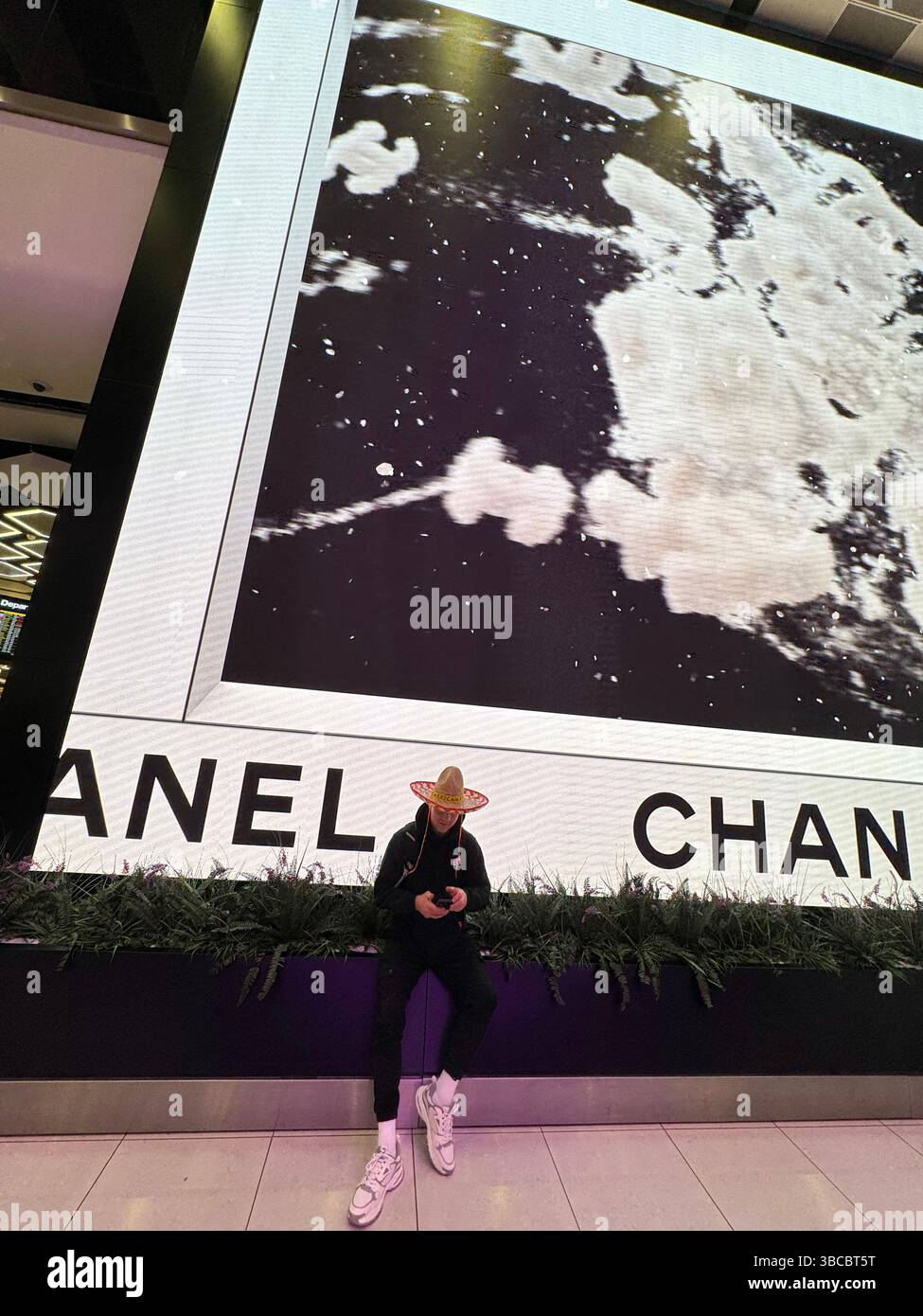 Publicité d'affichage de canal dans la zone de départs, Manchester Airport terminal 2, Angleterre, Royaume-Uni - Image de stock capturée avec un smartphone