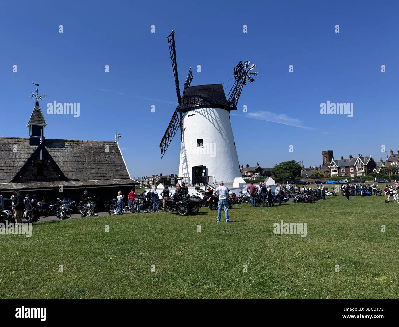 Rassemblement de motos à Lytham Windmill, Lytham St Annes, Fylde dans le Lancashire, Angleterre, Royaume-Uni Banque D'Images