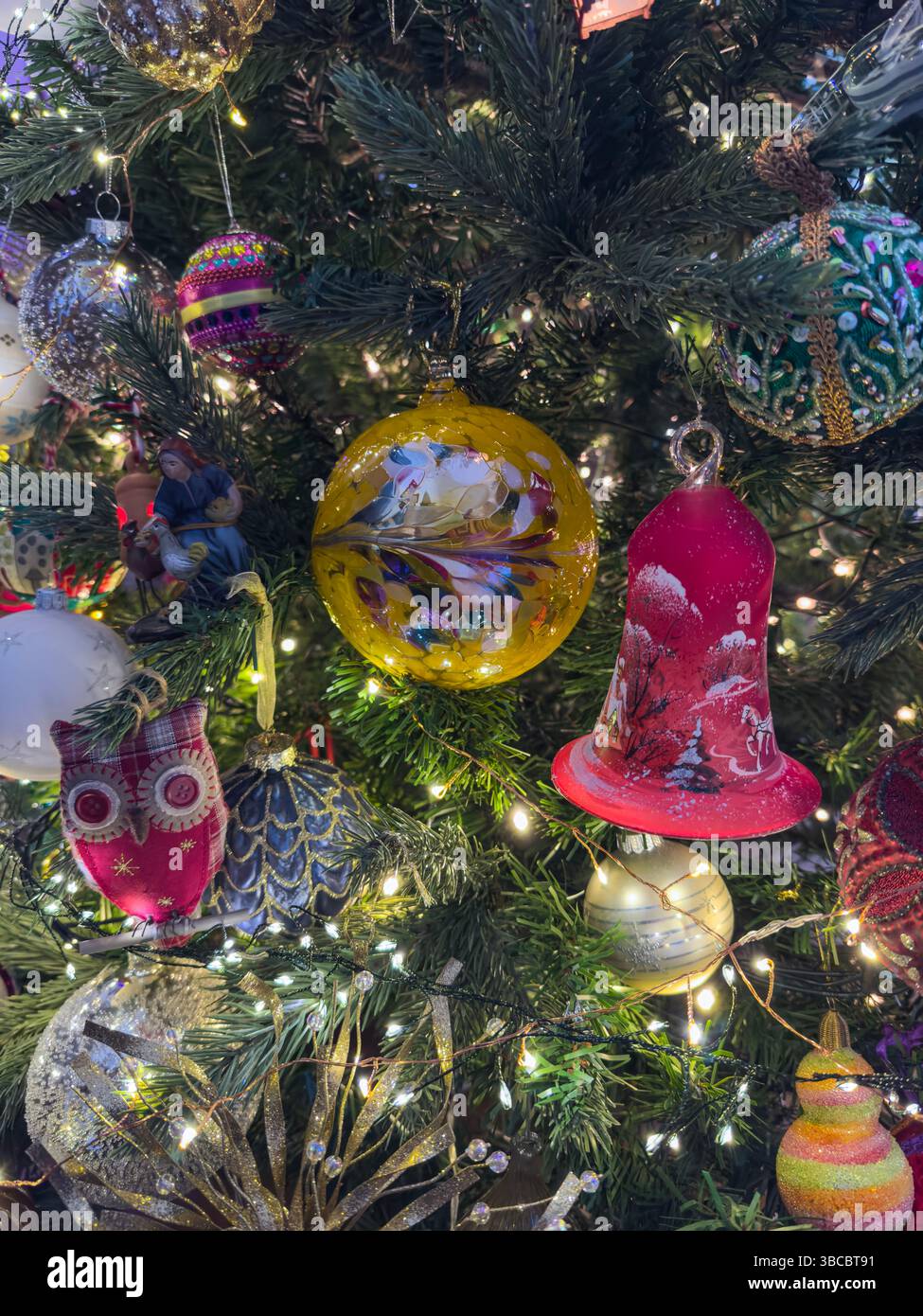 Décorations de Noël dans un arbre, ornements d'arbre de Noël et accessoires, Madrid, Espagne - Image de stock capturée avec un smartphone