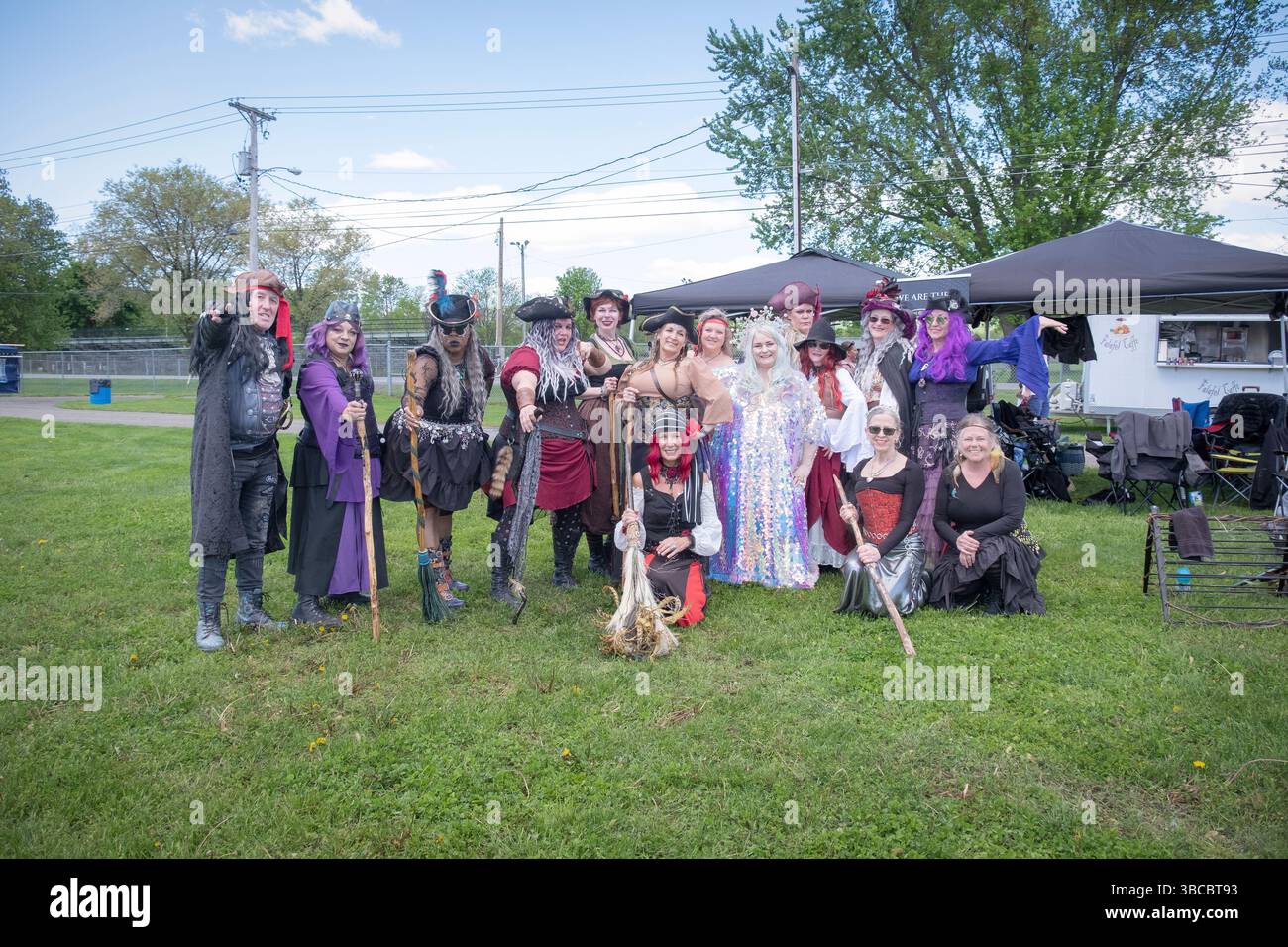 Une photo de groupe des sorcières le long du groupe de danse Hudson au Pirate Fest 2025 à New Paltz, New York. Banque D'Images