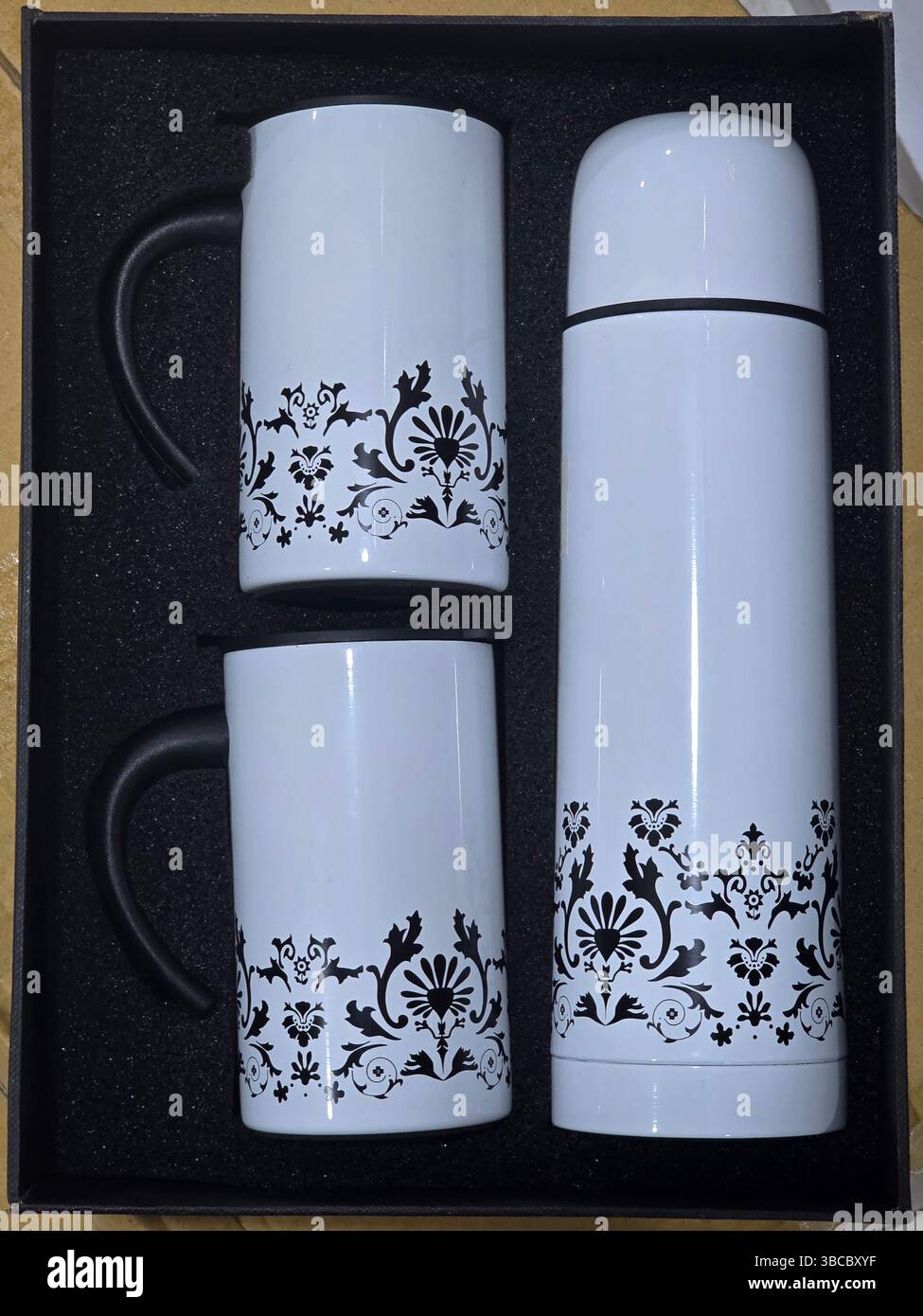 Set de tasse à café blanc avec thermos dans une boîte cadeau - Image de stock capturée avec un smartphone