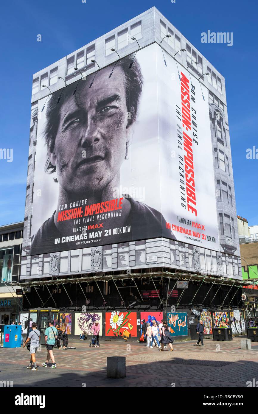 Un grand panneau publicitaire temporaire Mission impossible The final Reckoning Starring Tom Cruise, Argyle Street, Glasgow, Écosse, Royaume-Uni, Europe Banque D'Images