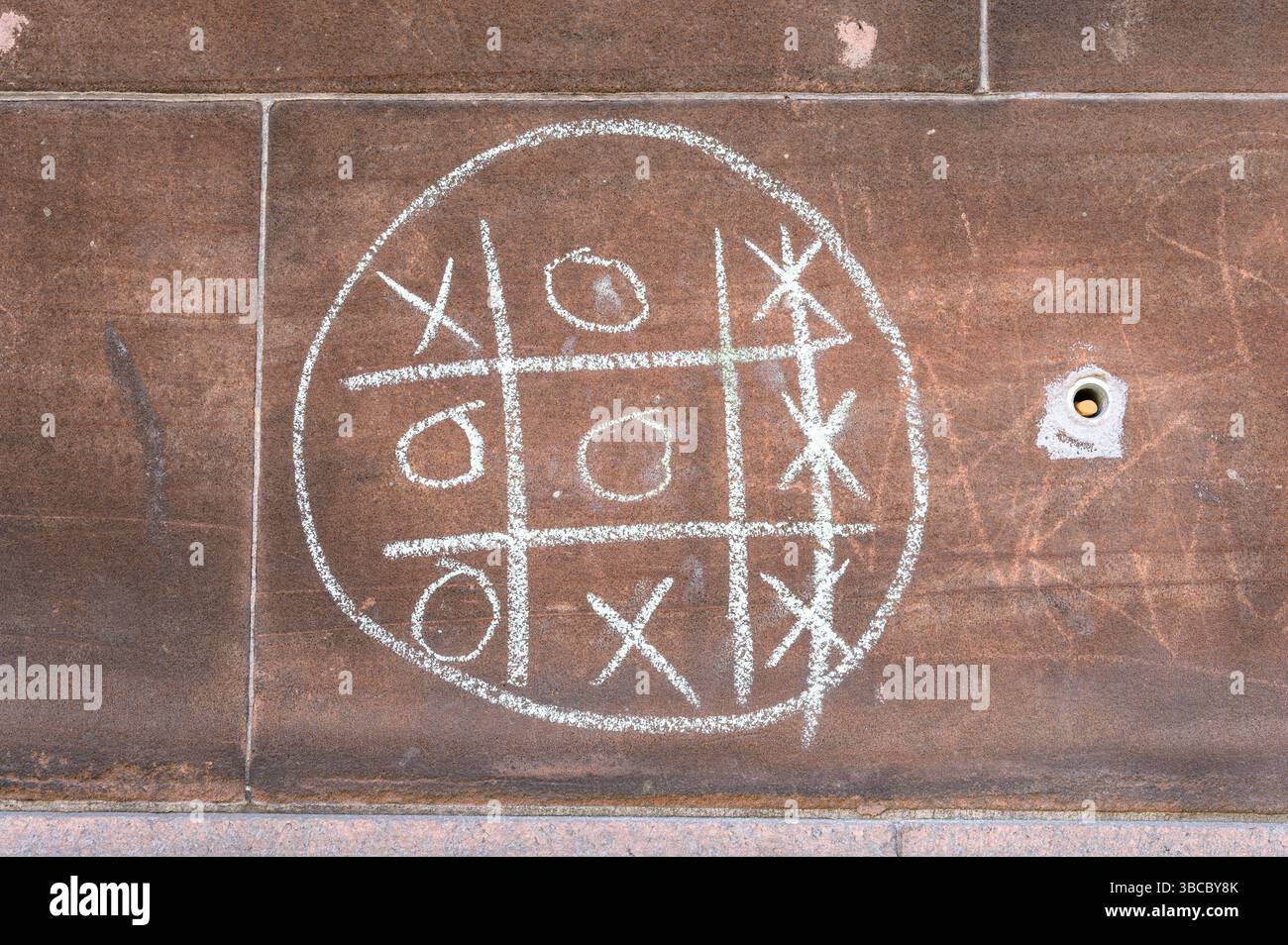 Un jeu de noughts et de croix dessinés à la craie sur un mur, Royaume-Uni Banque D'Images