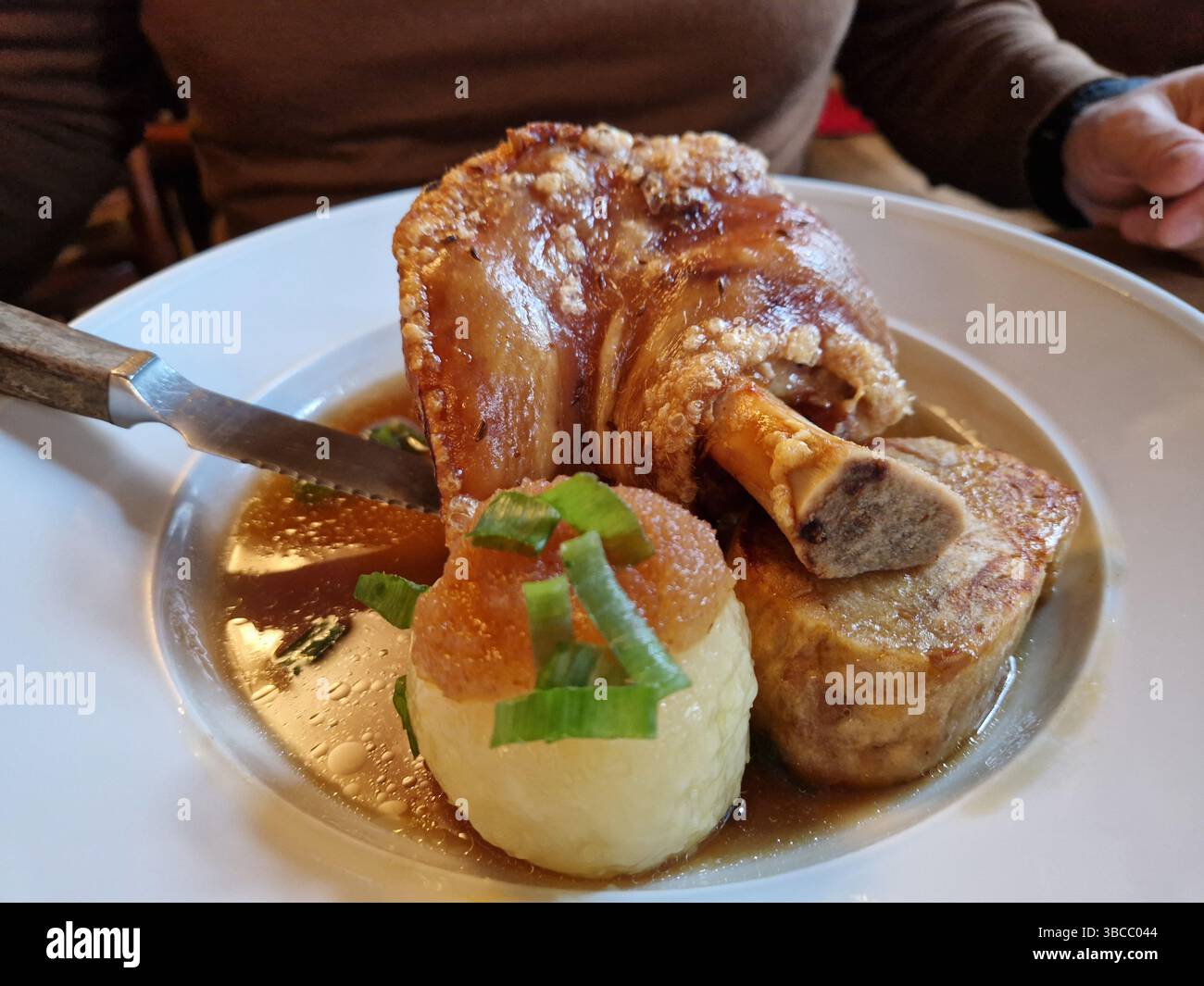 Cuisse de porc cuite avec sauce à la sauce sucrée, jarret de porc et plats d'accompagnement style Bavière.Munchen, Allemagne, 2022 Banque D'Images