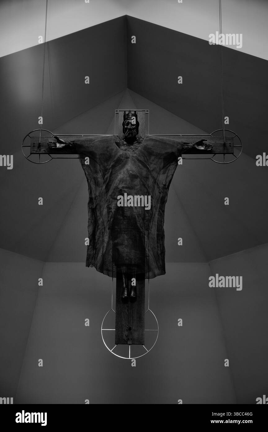 Monochrome Reverence — crucifix suspendu à l'intérieur de la cathédrale d'Andrew de Tokyo Banque D'Images