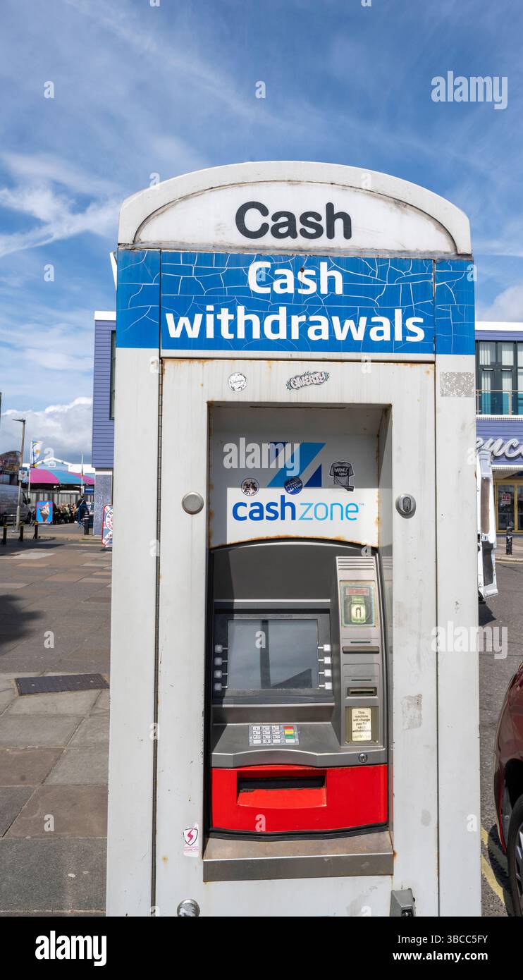 Distributeur de billets public sur Clarence Pier promenade, Southsea, Portsmouth, Hampshire, Angleterre, gab RU Banque D'Images