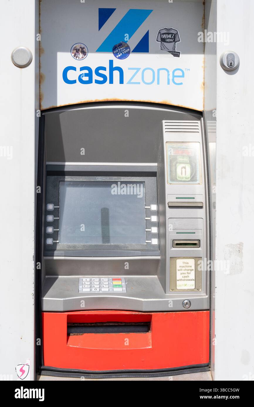 Distributeur de billets public sur Clarence Pier promenade, Southsea, Portsmouth, Hampshire, Angleterre, gab RU Banque D'Images