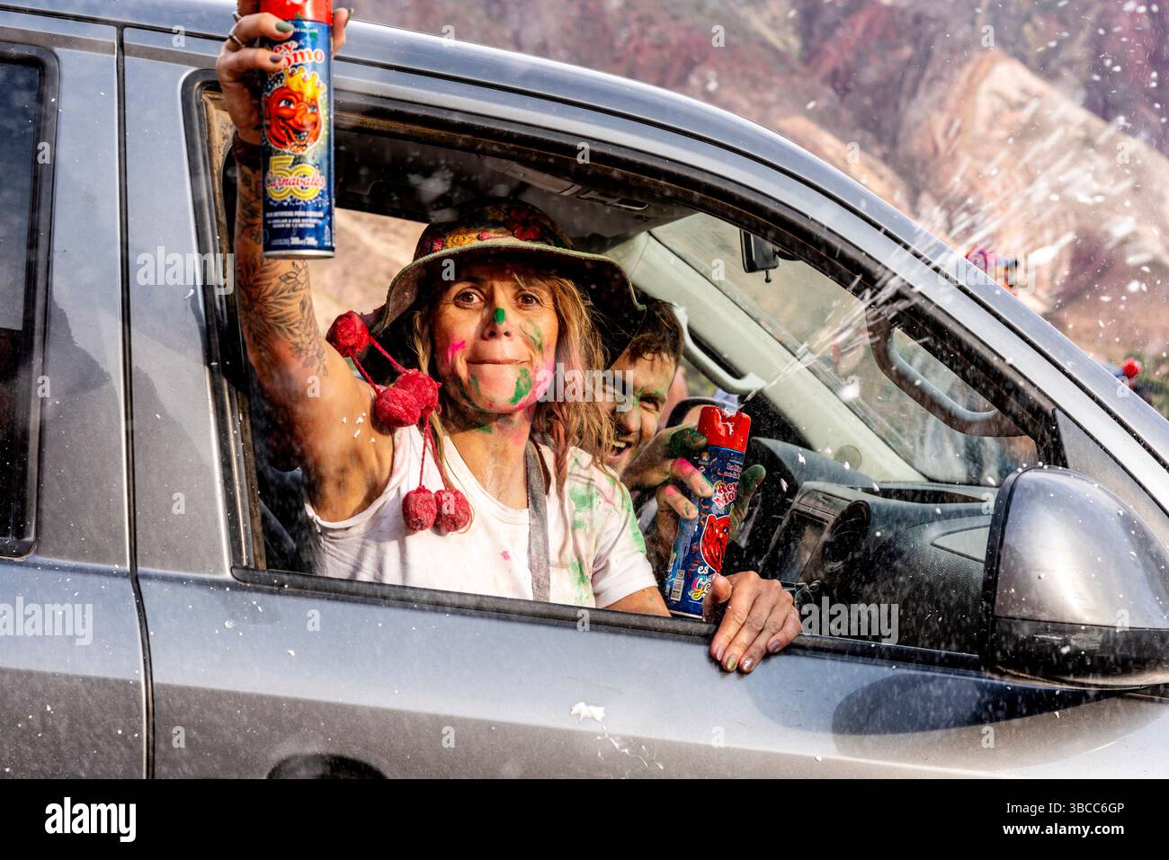Les fêtards argentins vaporisent de la mousse sur les passants depuis leur voiture pendant le carnaval annuel des « Devils » à Maimara, dans la province de Jujuy, en Argentine. Banque D'Images
