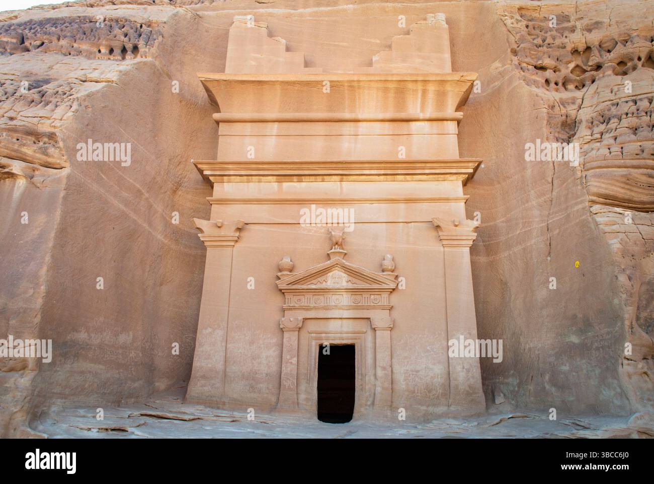 Alula, Arabie Saoudite, 4 avril 2024. La vue de face de la tombe rocheuse à Hegra dans une journée ensoleillée. Banque D'Images