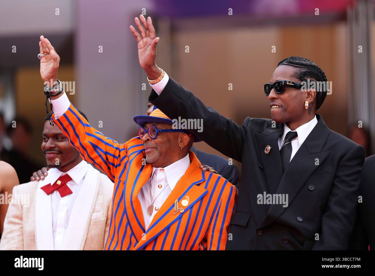 Aubrey Joseph, from left, director Spike Lee and A$AP Rocky pose for photographers upon arrival at the premiere of the film 'Highest 2 Lowest' at the 78th international film festival, Cannes, southern France, Monday, May 19, 2025. (Photo by Scott A Garfitt/Invision/AP) Banque D'Images