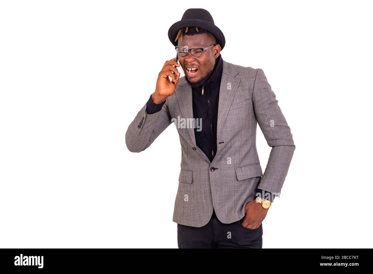beau jeune homme d'affaires portant un costume élégant parlant sur un téléphone portable. Banque D'Images