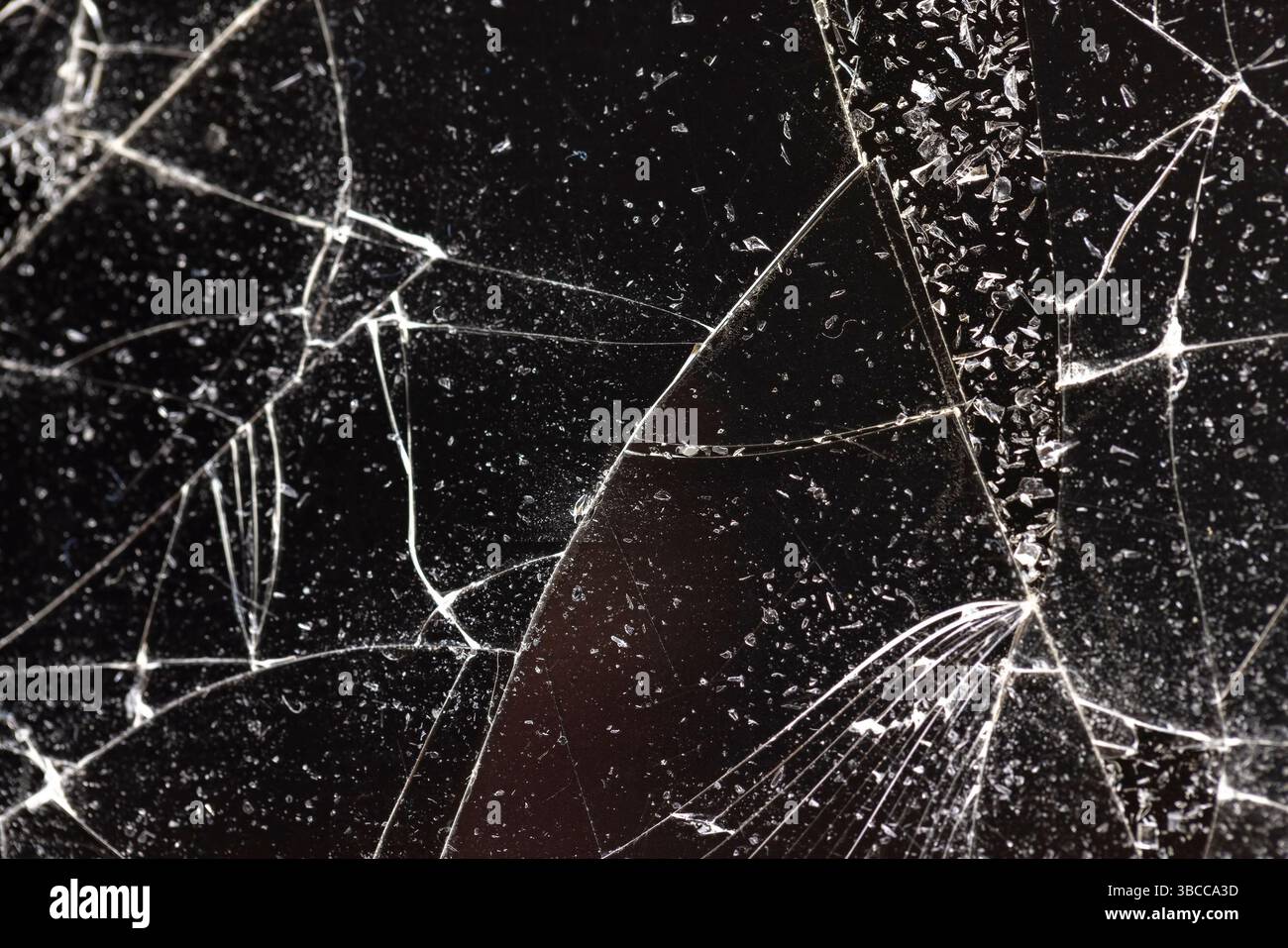 verre brisé en de nombreux morceaux sur un fond noir Banque D'Images