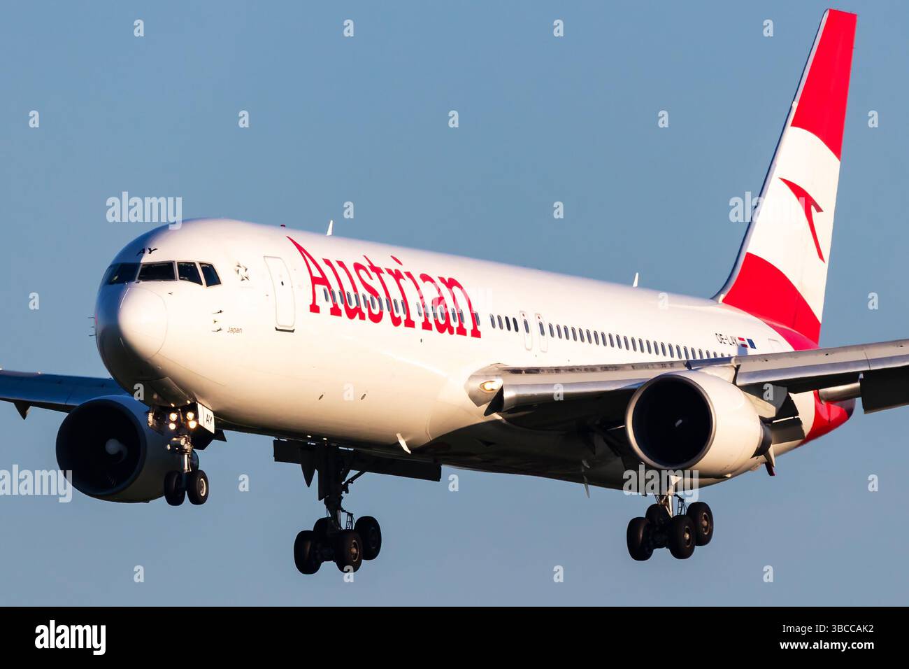 Vienne, Autriche - 2 mai 2025 : Boeing 767-300 d'Austrian Airlines à l'aéroport de Vienne. Aviation et aéronefs. Transport aérien et voyages. FL Banque D'Images