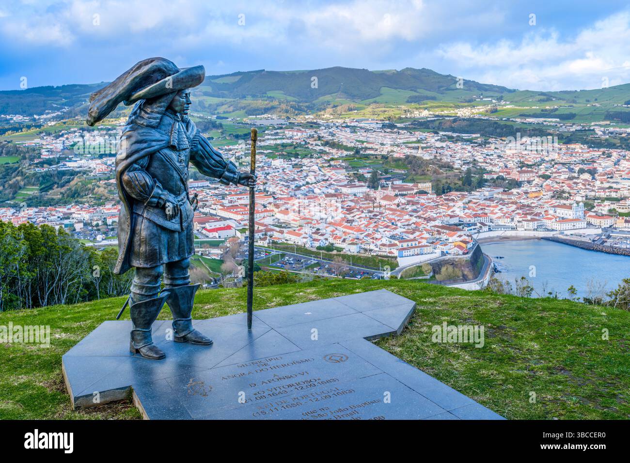 Statue en bronze du roi Afonso VI surplombant le paysage urbain d'Angra do Heroismo depuis Monte Brasil. Monument historique avec vue panoramique sur Terceira Banque D'Images