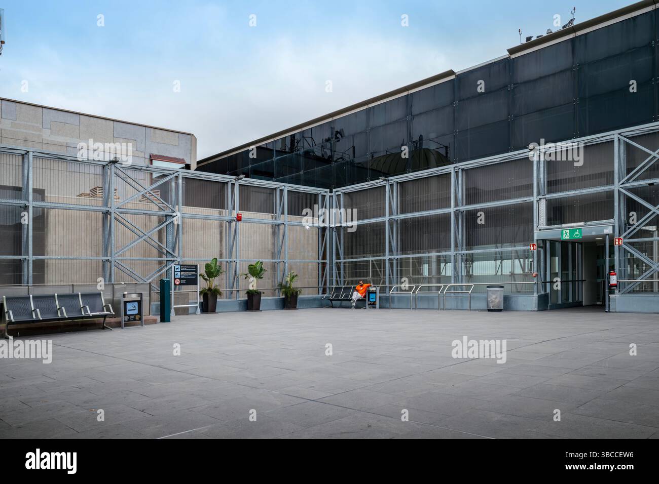 Zone fumeurs au terminal 2 de l'aéroport El Prat de Barcelone. Zone fumeurs extérieure désignée avec sièges, signalisation et accès restreint. Image éditoriale pour Banque D'Images Zone fumeurs au terminal 2 de l'aéroport El Prat de Barcelone. Zone fumeurs extérieure désignée avec sièges, signalisation et accès restreint. Image éditoriale pour Banque D'Images