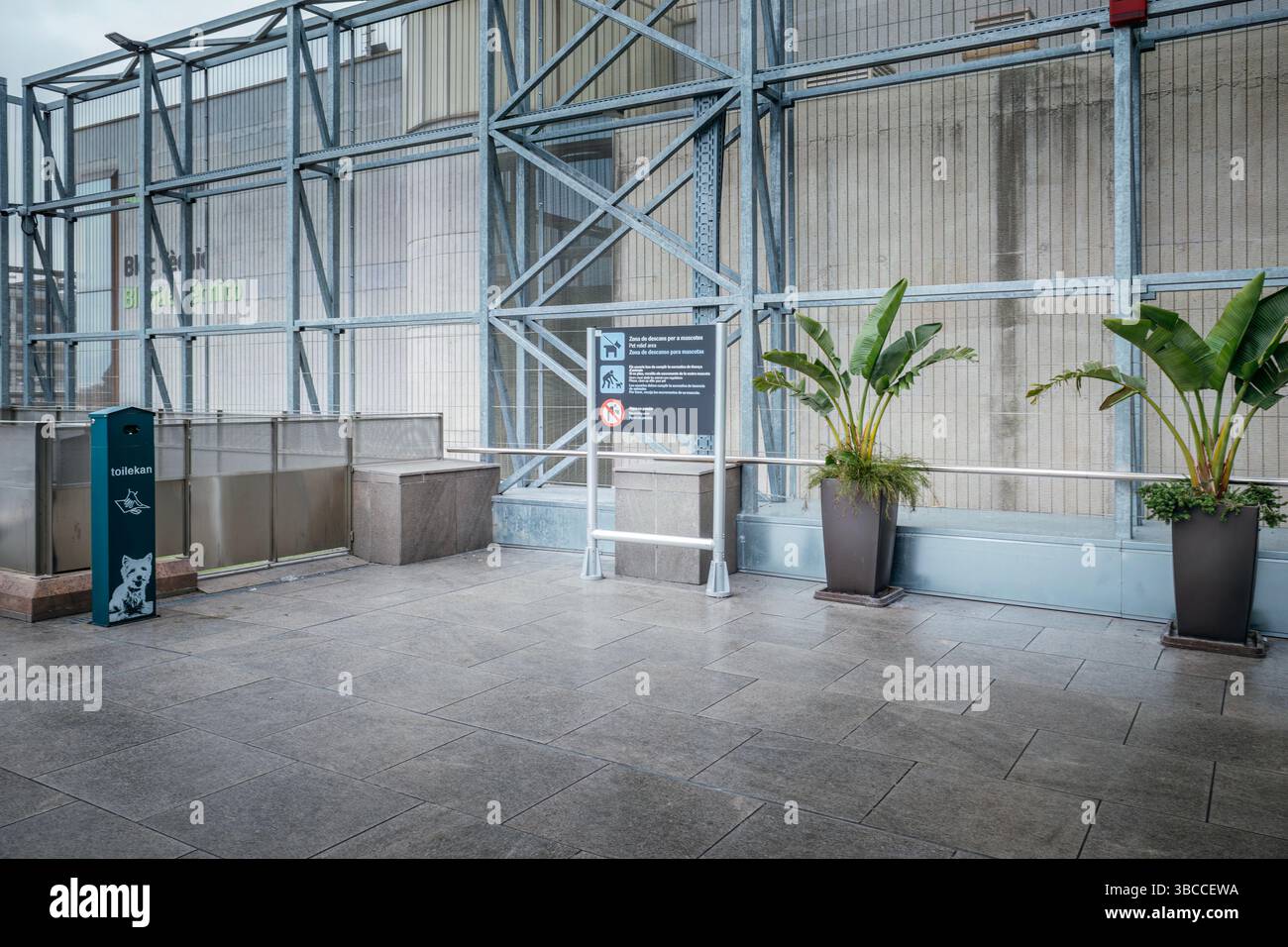 Panneau zone fumeurs au terminal 2 de l'aéroport El Prat de Barcelone. Zone fumeurs désignée dans la section en plein air, avec une signalisation claire et une partie de l'airpor Banque D'Images Panneau zone fumeurs au terminal 2 de l'aéroport El Prat de Barcelone. Zone fumeurs désignée dans la section en plein air, avec une signalisation claire et une partie de l'airpor Banque D'Images