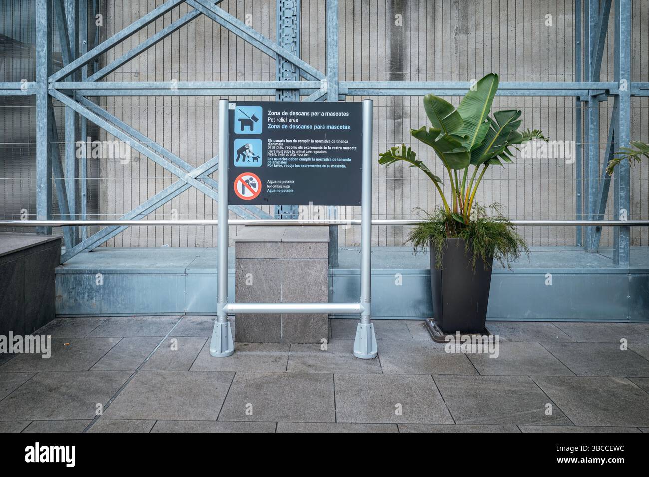 Panneau zone fumeurs au terminal 2 de l'aéroport El Prat de Barcelone. Zone fumeurs désignée dans la section en plein air, avec une signalisation claire et une partie de l'airpor Banque D'Images Panneau zone fumeurs au terminal 2 de l'aéroport El Prat de Barcelone. Zone fumeurs désignée dans la section en plein air, avec une signalisation claire et une partie de l'airpor Banque D'Images