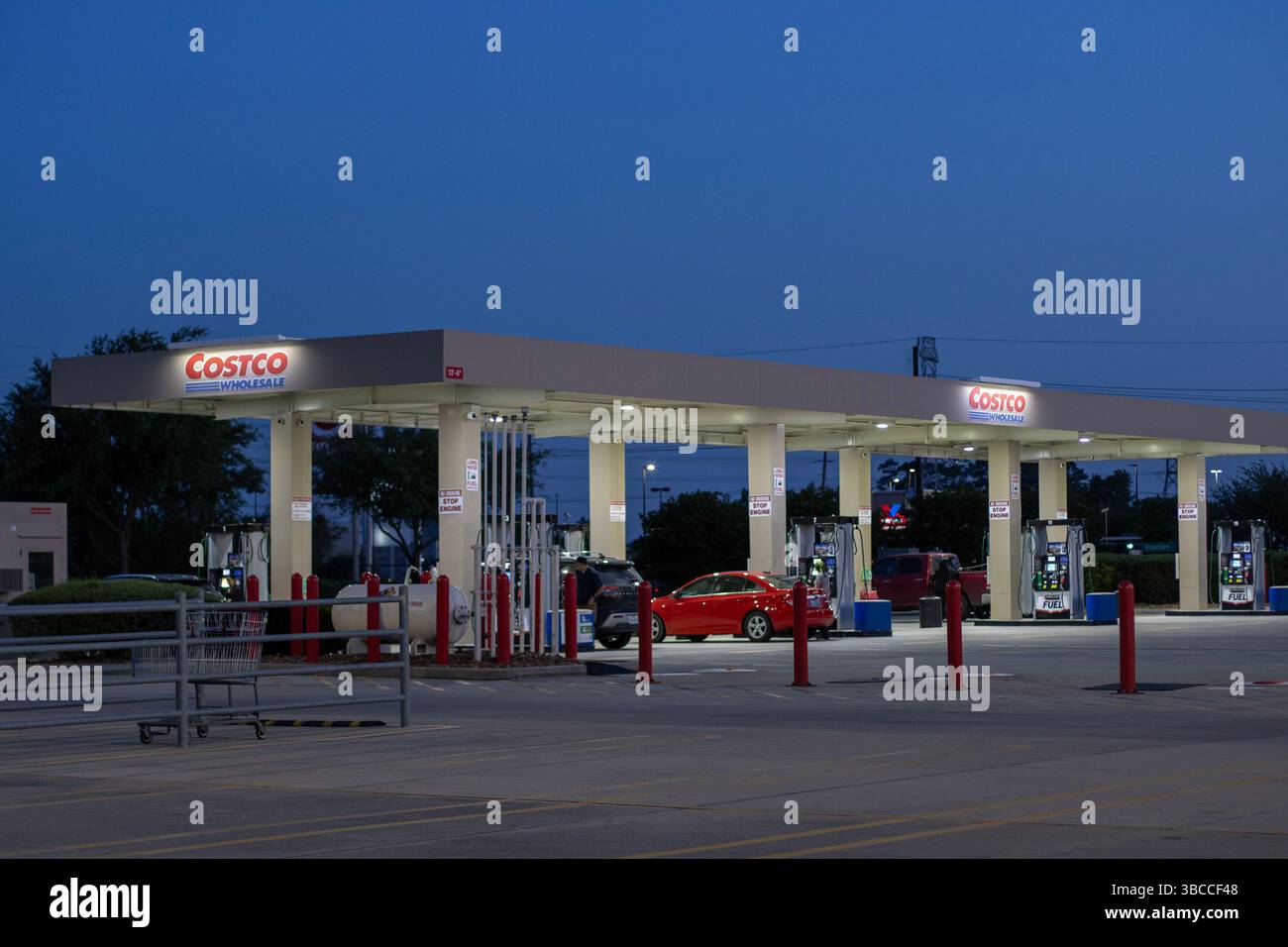 Une station-service Costco à humble, Texas, dans la soirée. Banque D'Images