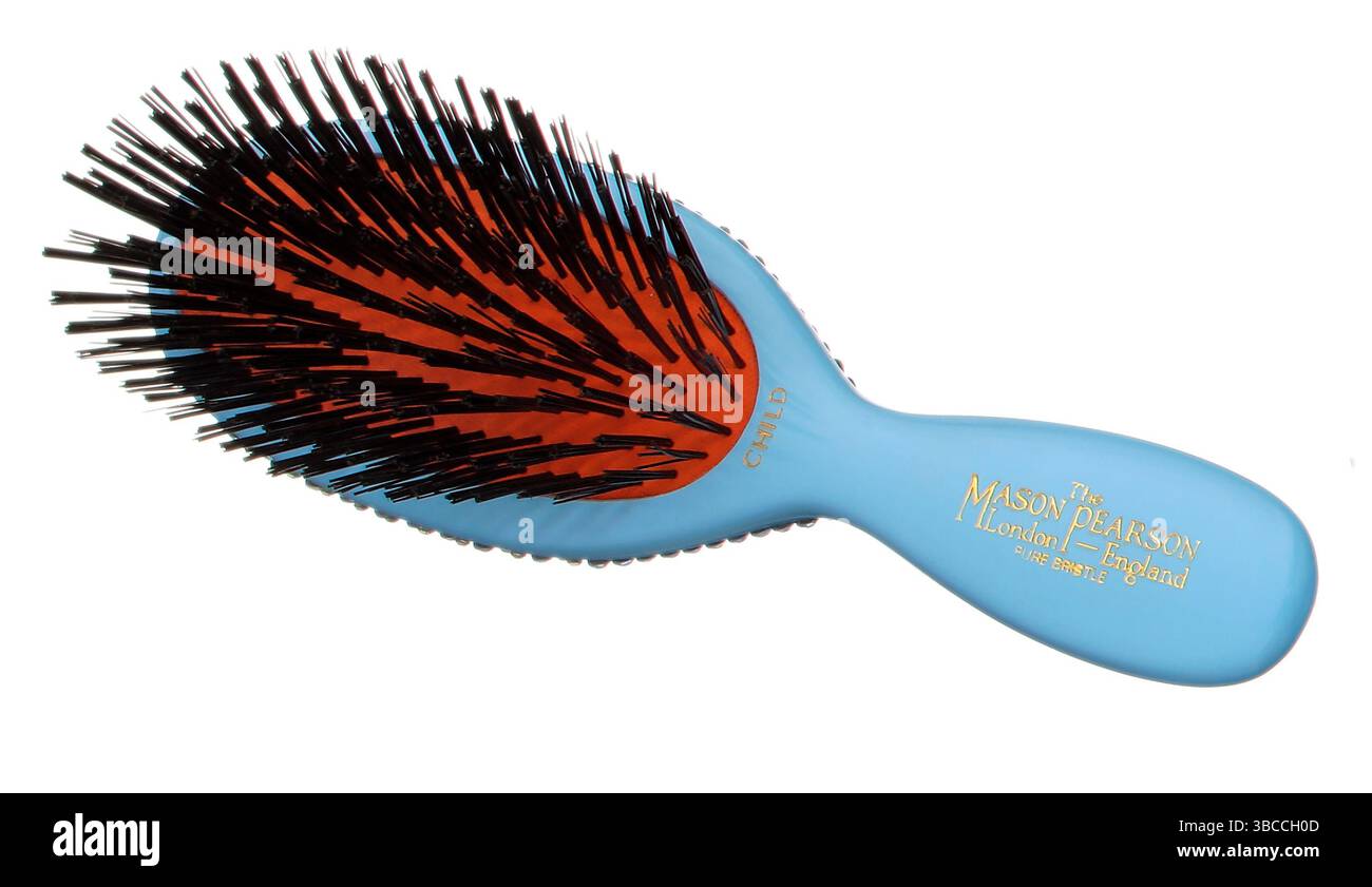 brosse à cheveux bleue photographiée sur fond blanc Banque D'Images