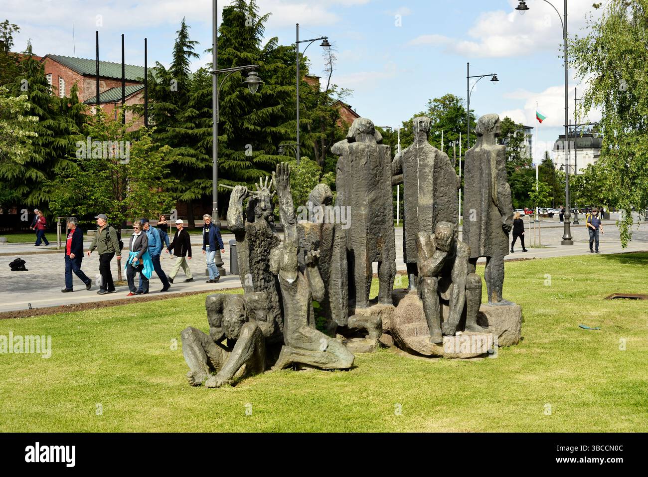 Sofia Bulgarie touristes passant par le monument aux soldats aveuglés du tsar Samuil, une sculpture historique commémorant les événements médiévaux Banque D'Images